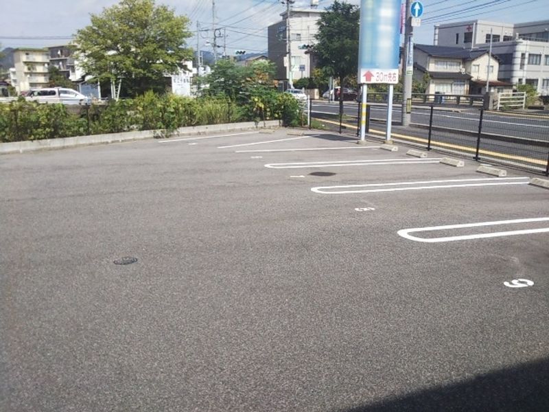 レオネクストアテナⅢ 駐車場