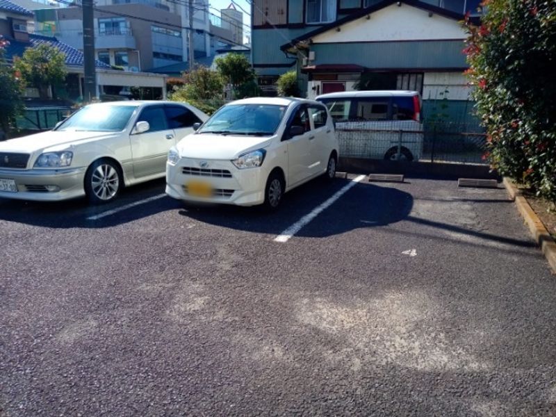 レオパレスアメニティ湘南 駐車場