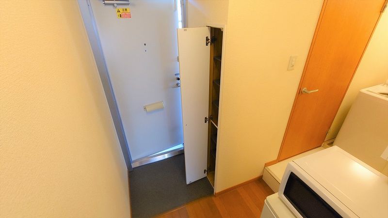 レオパレスみや 玄関