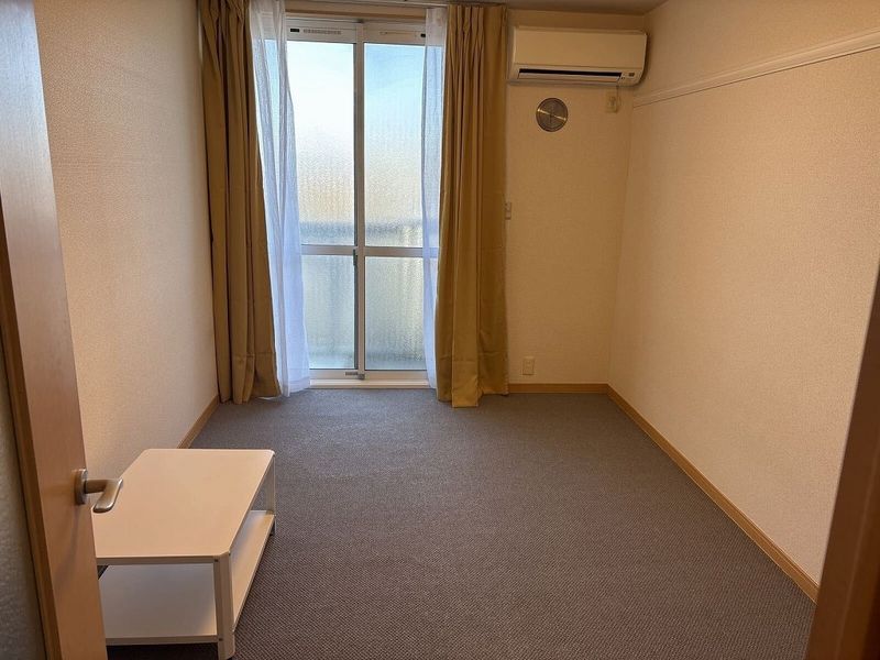 レオパレスＦＩＯＲＩ高松 居間