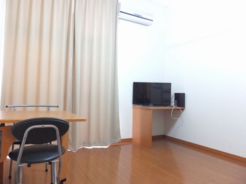 レオパレス広瀬 居間