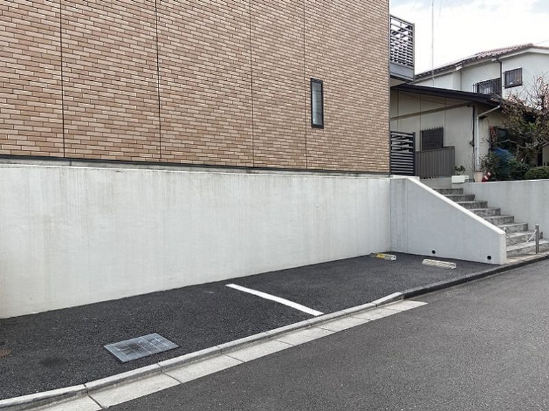 レオネクスト八重 駐車場