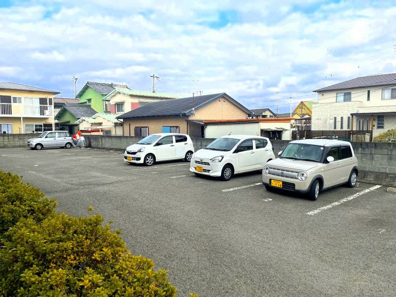 レオパレスつどい 駐車場
