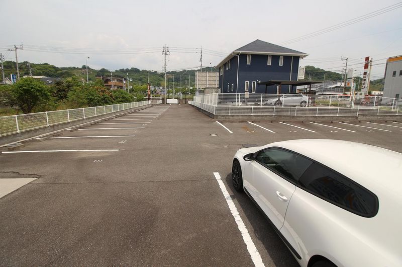 レオパレスＭＯＭＯ 駐車場