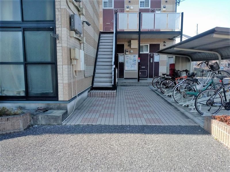 レオパレスファーレⅤ エントランス