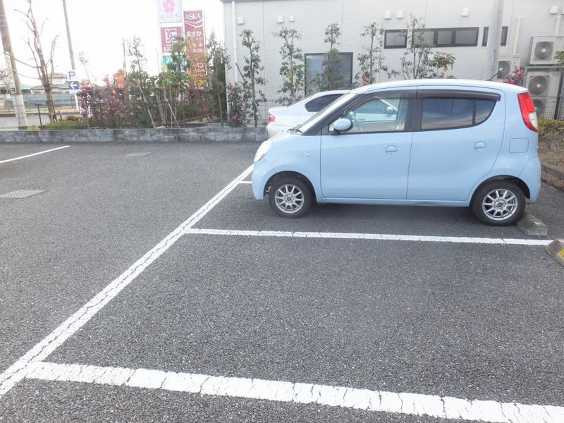 レオパレスラフィーネＢ 駐車場