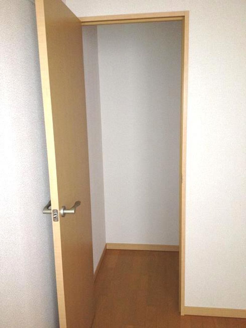 レオパレスピースエム 収納