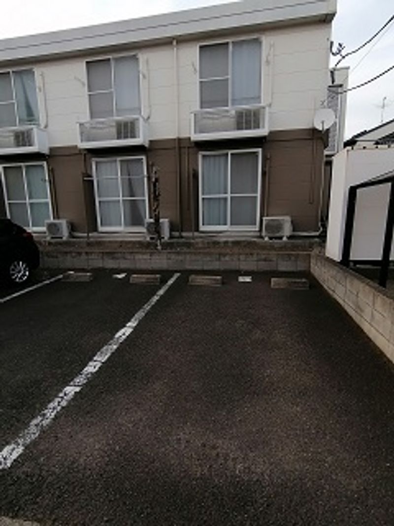 レオパレスつばき 駐車場