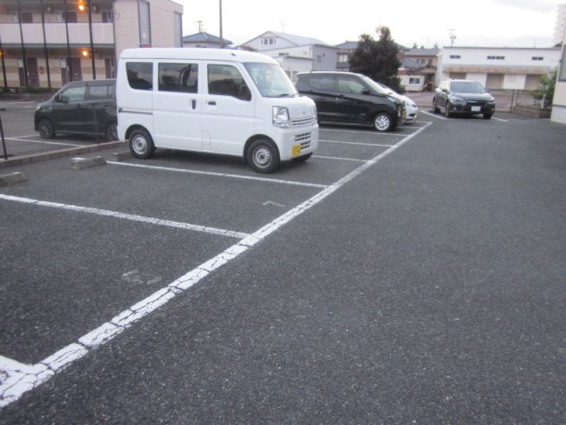 レオパレスメディオ新津 駐車場