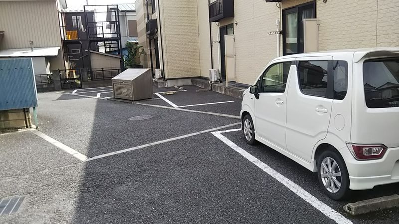 レオパレスフローラル北美町 駐車場