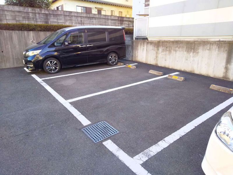 レオパレスプレーヌⅢ 駐車場