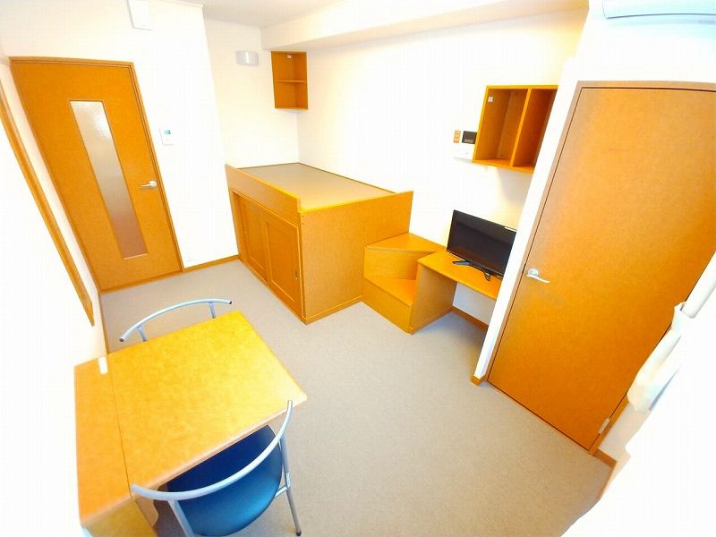 レオパレス堀田 居間