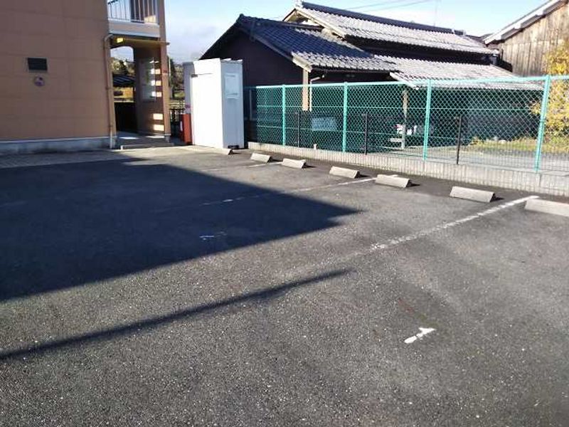レオパレスキヌガワ 駐車場