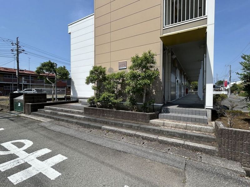 レオパレスヤチヨ エントランス