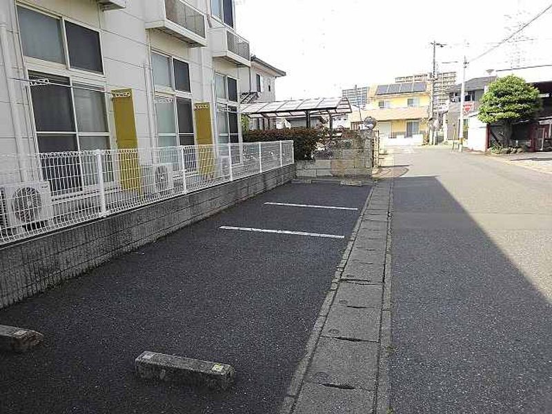 レオパレスぺルラ 駐車場