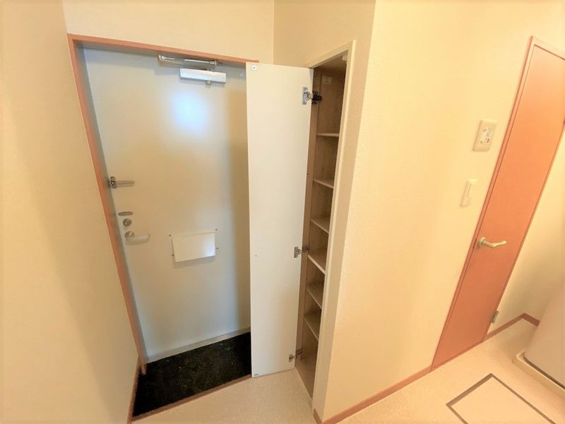 レオパレス四季 玄関
