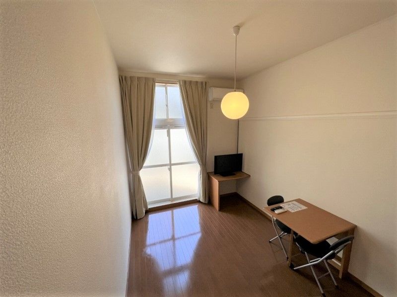 レオパレス今津 居間