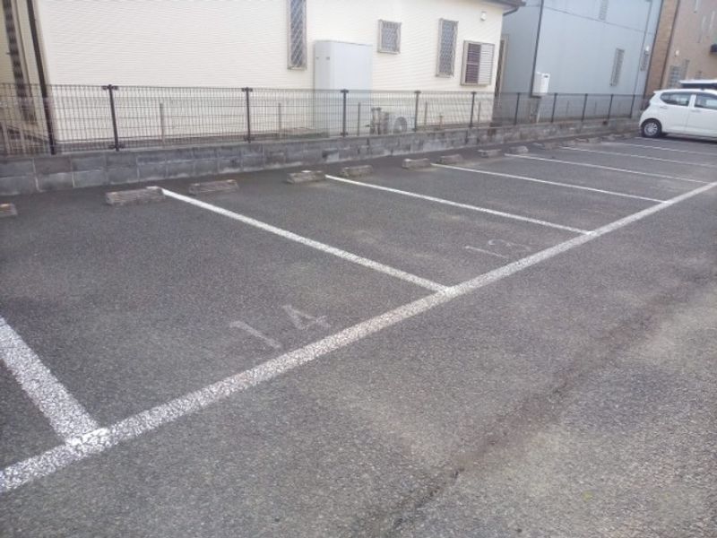 レオパレスポポー 駐車場