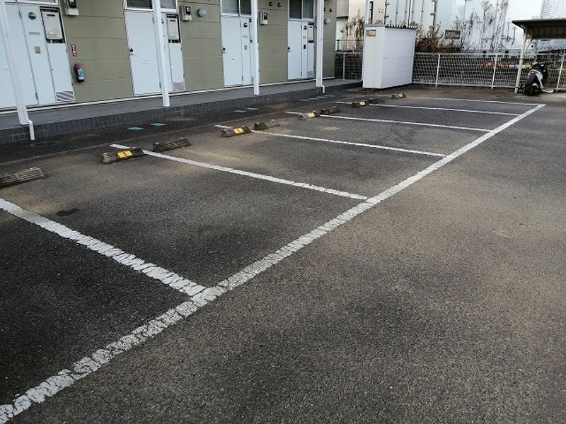 レオパレスハーモニーⅡ 駐車場