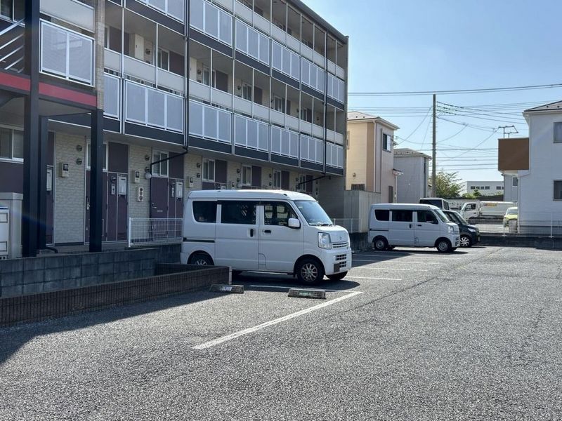 レオパレスグランドパレス春日部 駐車場