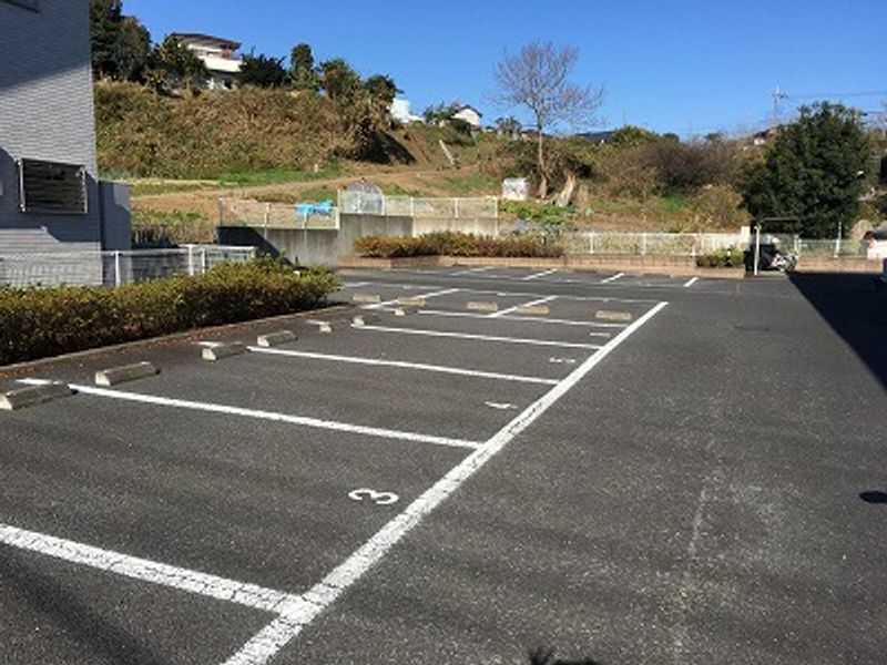 レオパレス里 駐車場