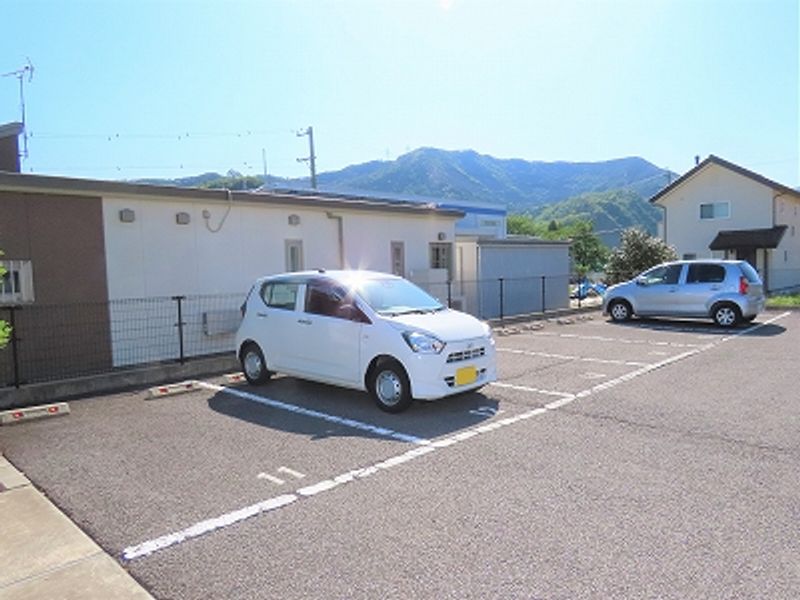 レオパレス柊 駐車場