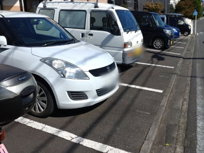 レオパレスフローラ 駐車場