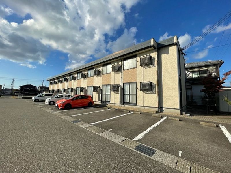 レオパレスフルール 駐車場