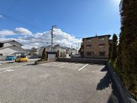 レオパレスセリバテール仁川 駐車場