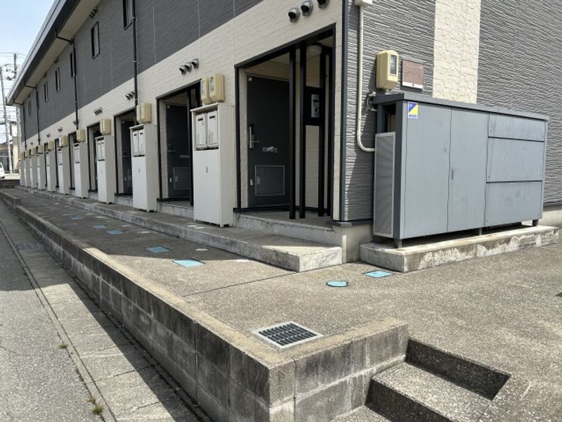 レオパレス春 エントランス