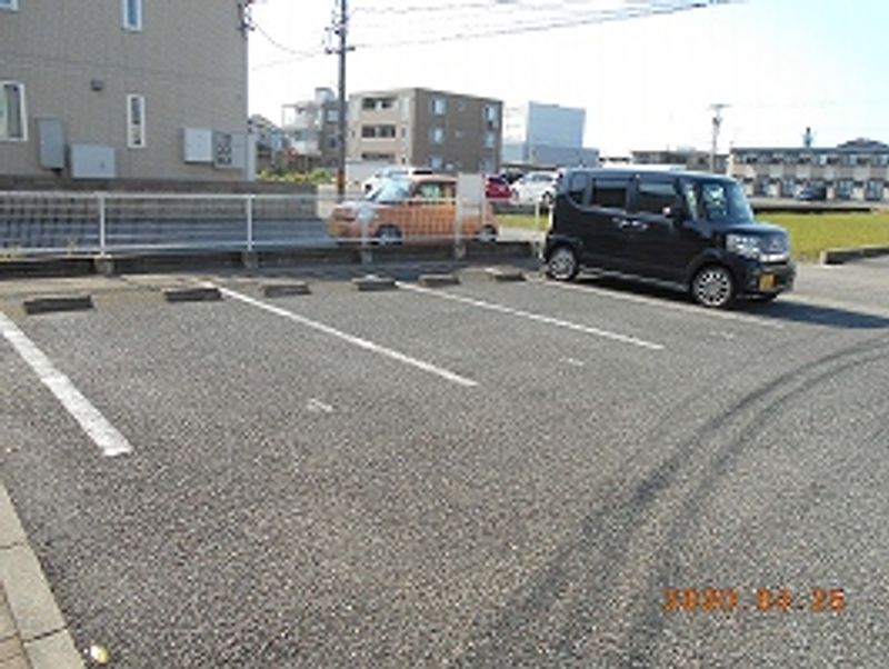 レオパレスクレール 駐車場
