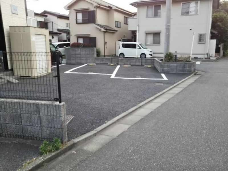 レオパレス松並 駐車場