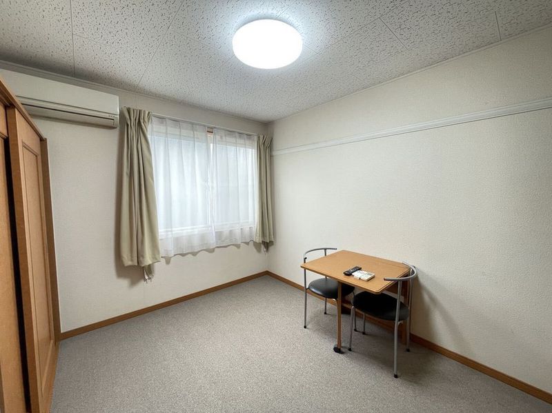 レオパレスフラワーヒル花山 居間