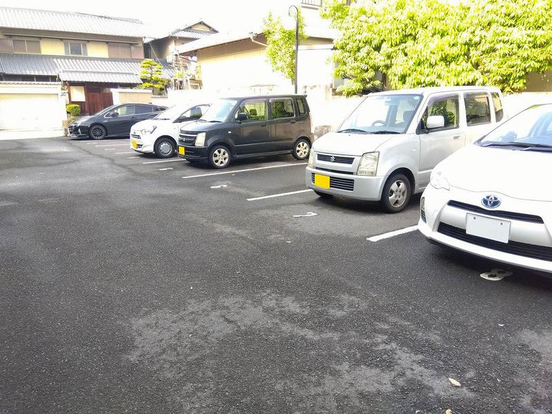 レオパレスウィスタリア坂出 駐車場