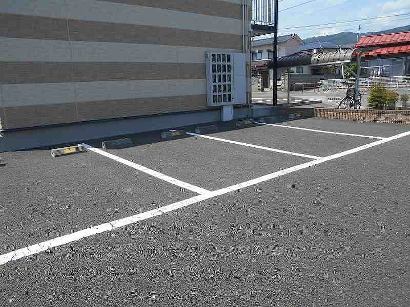 レオパレスデュー 駐車場