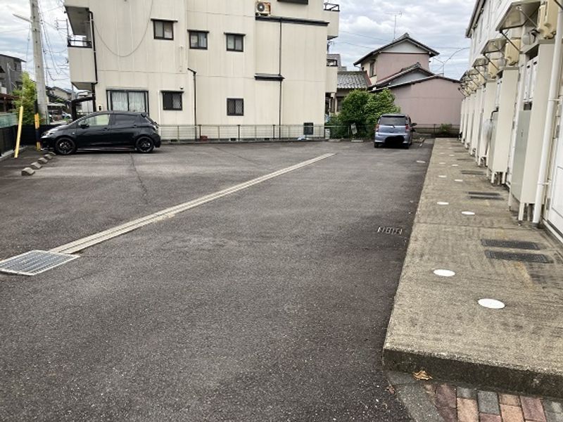 レオパレスエ・アロール 駐車場