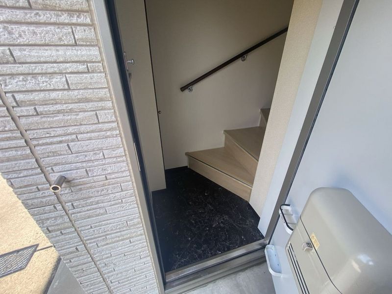 クレイノ本町 玄関