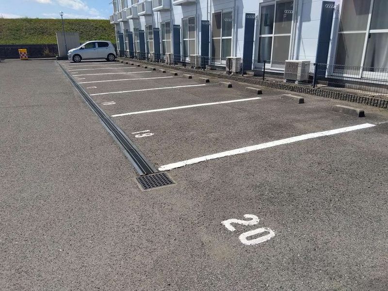 レオパレス華 駐車場