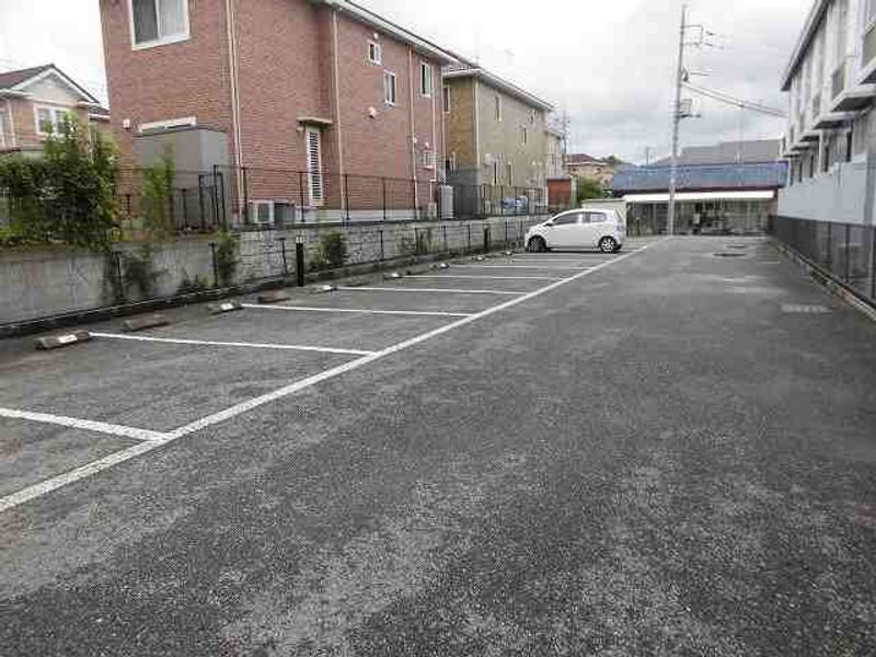 レオパレスポミカ 駐車場