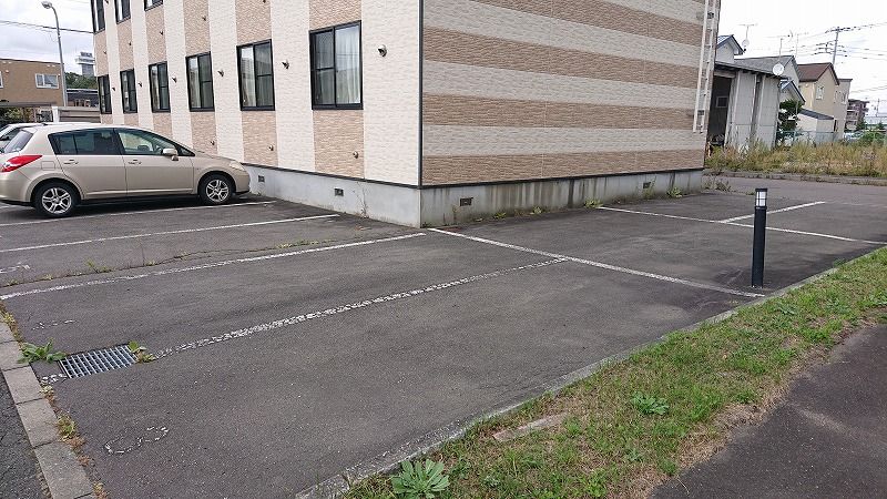 レオパレスエンルム 駐車場