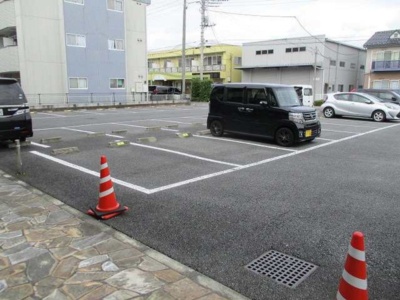 レオパレスグリーンアルタ 駐車場