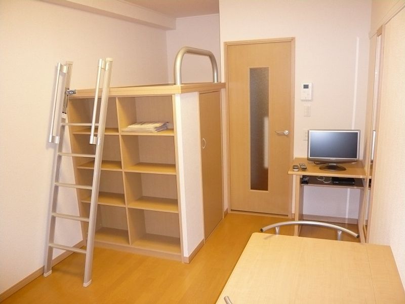 レオパレスメイプル小山 居間