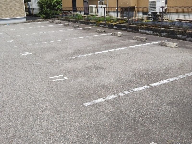 レオパレス歌の森 駐車場