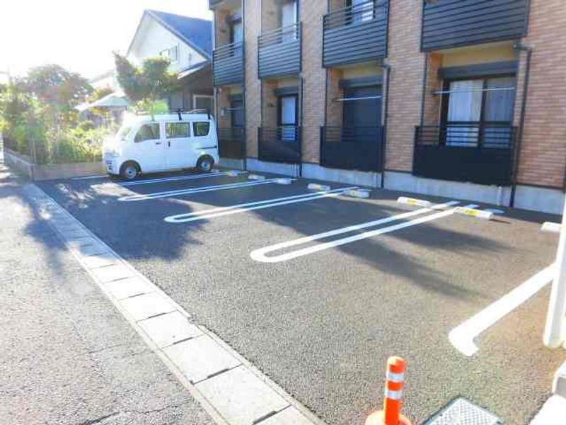 レオネクストかすみ町 駐車場