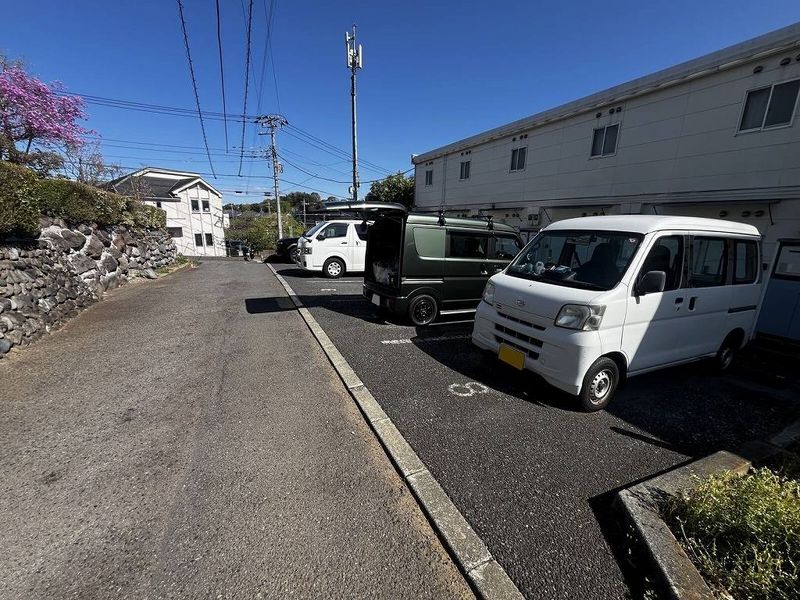 レオパレスルミエール 駐車場