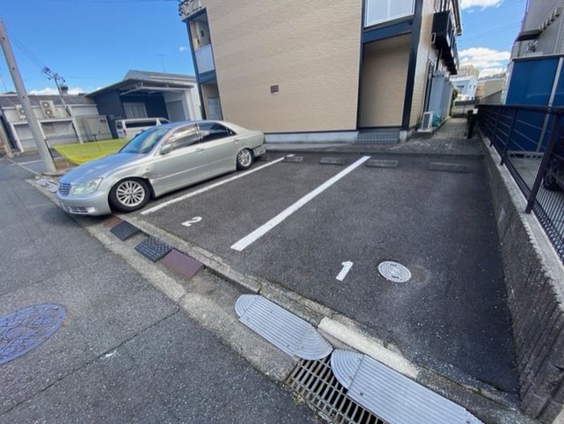 レオパレスレディアンス 駐車場