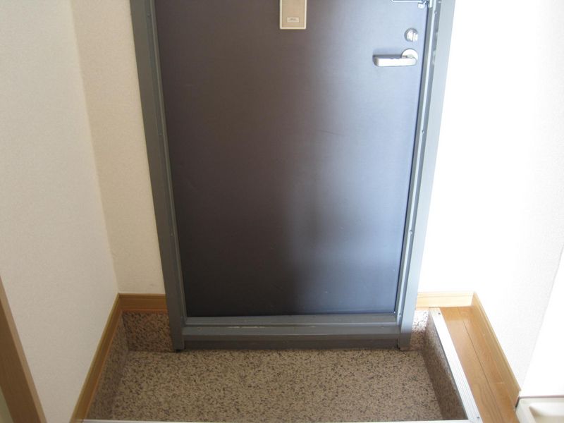レオパレスタカダ 玄関
