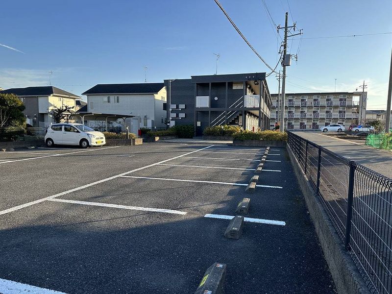 レオパレスアゼリア 駐車場