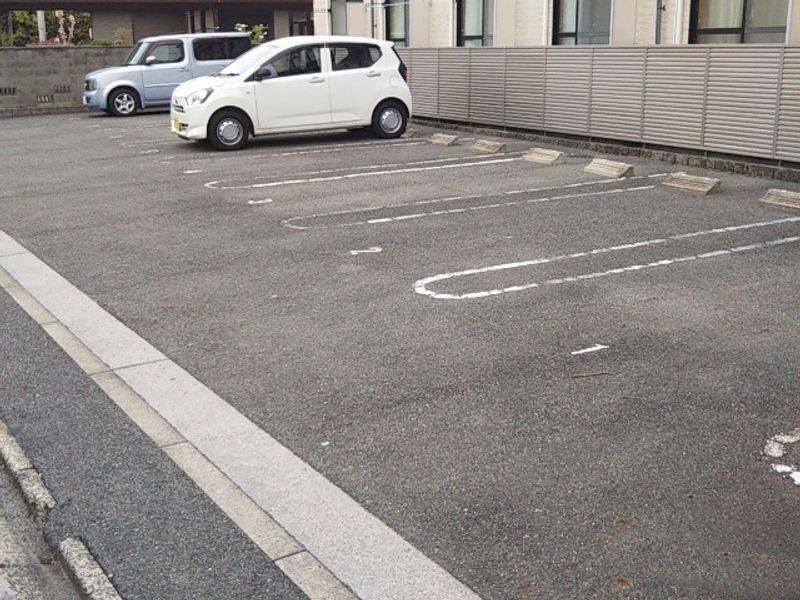 レオパレスグランロウム 駐車場