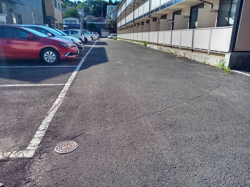 レオパレス千秋 駐車場